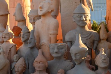 El yapımı kil heykelciklerin canlı bir şekilde sergilenmesi, yerel bir zanaatkar pazarının sanatını ön plana çıkarıyor.