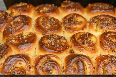 Taze pişmiş tarçınlı rulo ve parlak bir kaplama ve lezzetli bir fındık sosu sıcak mutfağı tatlı bir aromayla doldurur. Kahvaltı ya da tatlı için mükemmel..