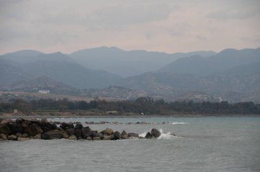 Kıbrıs 'ta deniz ve dağlarla akşam manzarası