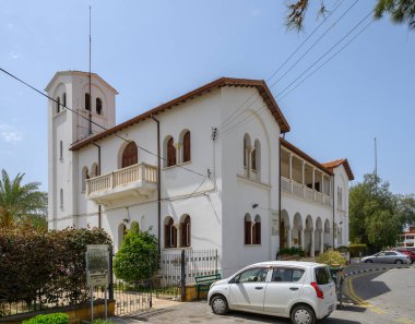 Büyüleyici tarihi bir yapı, parlak mavi gökyüzüne karşı dizilmiş kemerli pencereler ve çan kulesiyle övünür. Bereketli yeşillik alanı çevreleyip davetkar atmosferine katıyor..