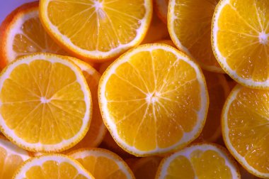 Sulu portakal dilimleri, güneşli bir sabahın özünü güzelce yakalar, lezzeti ve tazeliği davet eder..