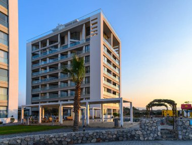 Çarpıcı modern bir yapı kıyı şeridine bakar, ılık günbatımı renkleriyle yıkanır, rahatlama ve keşiflere davetiye çıkarır..