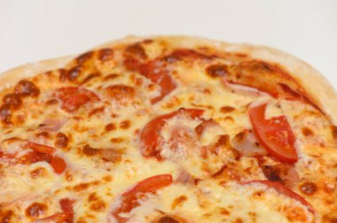 Domuz pastırması, peynir ve domatesli ev yapımı pizza. Yemek tasarımı, tarif içeriği ve rahat yemek sahneleri için ideal..