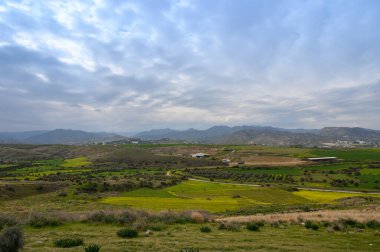 Yuvarlanan yeşil tepeler öğleden sonra yumuşak bulutların üzerimizde sürüklenmesiyle pitoresk bir manzara yaratır. Sakin kırsal kesim, doğanın güzelliğinin barışçıl yansımasını ve keşfini davet ediyor..