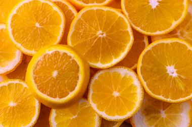 Taze kesilmiş portakal dilimleri canlı sarı ve sulu dokular sergiler, sizi şımartmaya davet eder..