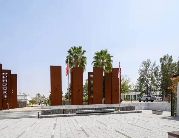 Ziyaretçiler, yüksek çelik paneller, canlı palmiyeler ve güzel mavi bir gökyüzü ile süslenmiş bu sakin kamusal alanın tadını çıkarabilirler. Mükemmel bir şehir vahası..