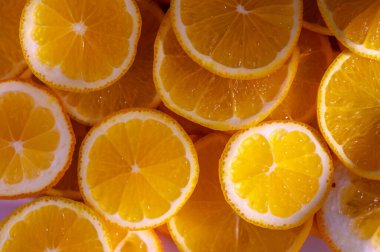 Açık bir yüzeyde sulu limon dilimleri uzanır, tazelik yayar ve mutfak atmosferine renk katar..