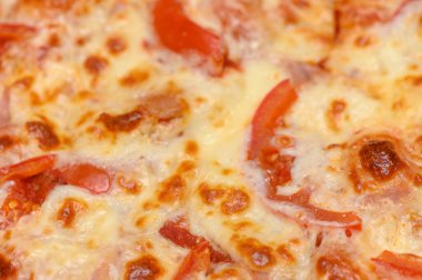 Domuz pastırmalı ve peynirli ev yapımı pizza.