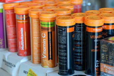 Parlak vitamin tüpleri sağlıklı alışverişçileri canlı bir pazar yerine çekiyor..