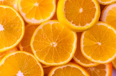 Sulu portakal dilimleri yaz içecekleri ve sağlıklı atıştırmalıklar için mükemmel bir renk ve tat patlaması yaratır..