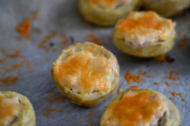 Kremalı peynirli hamur işleriyle dolu altın-kahverengi hamur işleri canlı portakal tadı ile süslenmiş neşeli bir öğleden sonra partisinde servis edilmeye hazır bir fırın tepsisinde otururlar..