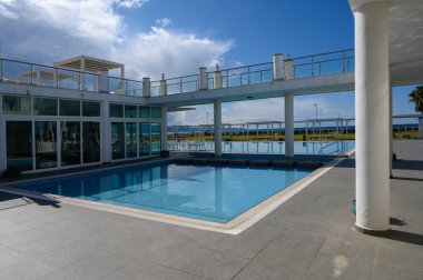 Berrak suyla sakin bir havuz bekliyor açık mavi gökyüzünü yansıtan, güneşli bir deniz çekilmesi için mükemmel.