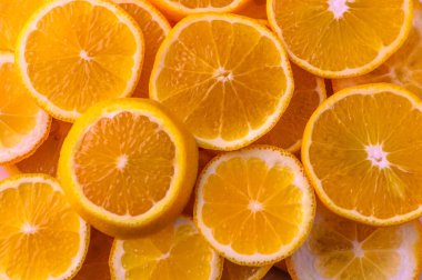 Canlı portakal dilimleri rengarenk bir görüntü yaratarak yaz tazeliğini ve leziz lezzetleri davet eder..