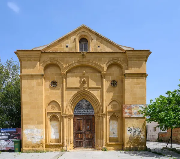 Görkemli ama terk edilmiş bina vitrinleri mimari detayları ve yıpranmış dokuları canlı mavi gökyüzünün arka planına karşı. Çevredeki bölge kayıp güzelliği gösteriyor..