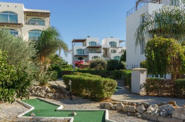 Bereketli yeşilliklerle çevrili sakin bir mini golf sahası ve çağdaş villalar rahatlama ve eğlenceyi davet ediyor..