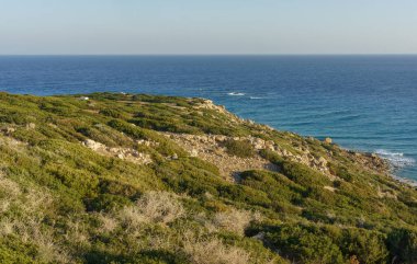 Çarpıcı manzara, zengin yeşilliğiyle ve alacakaranlıkta okyanusun huzur dolu kucaklamasıyla büyülenir..