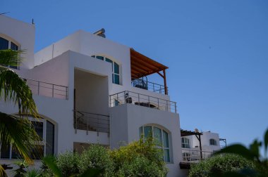 Güneşli Kıbrıs 'taki modern deniz kıyısındaki bir sitede zarif beyaz villalar..