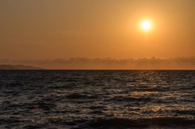Kıbrıs 'ta Akdeniz kıyısında dramatik bir gün batımı gökyüzü