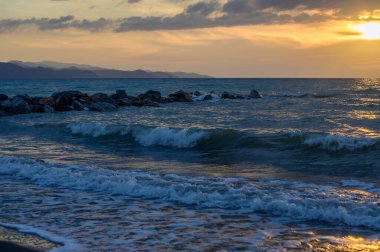 Kıbrıs Kıyısında Altın Gün Batımı