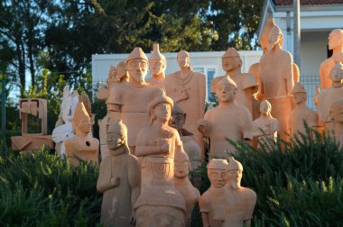 Karmaşık terracotta figürleri, güneş batarken sıcak altın ışıkla yıkanan yemyeşil bir bahçede gururla dururlar. Bu davetkar sahne sanatsal ve kültürel mirası uyumlu bir ortamda sergiliyor..