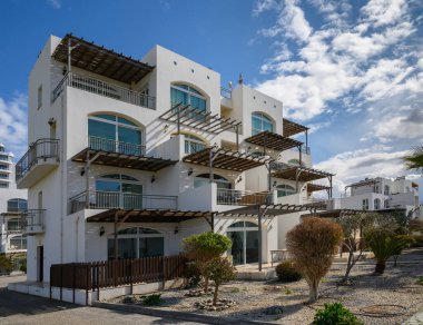 Modern villa berrak gökyüzüne ve sahil cazibesine karşı zarafet yayar, sükuneti davet eder..