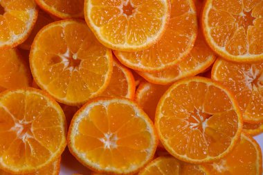 Renkli portakal dilimleri çok güzel düzenlenmiş, sulu bölümlerini ve çekici aromalarını sergiliyorlar..