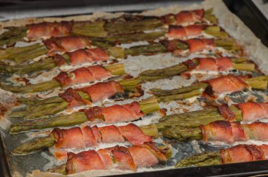 Pastırmaya sarılmış kuşkonmaz mızrakları yemek tepsisinde cızırdıyor, sıcak bir mutfak ortamında lezzetli kokular yayıyor..