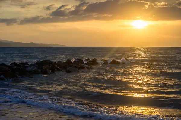 Günbatımı Işığında Kıbrıs Kıyı Şeridi