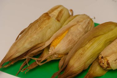 Fırında kavrulmuş, Rustik lezzetlerle dolu bir mısır.