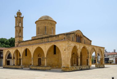 Bizans mimarisinin çarpıcı bir örneği, bu tarihi bina zarif kemerler ve muhteşem bir kubbeye sahiptir..