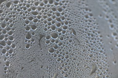 Boncuk boncuklar karmaşık şekillerde toplanır. Işığı doğanın sanatsal dansında yansıtır..