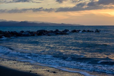 Kıbrıs Kıyısında Altın Gün Batımı