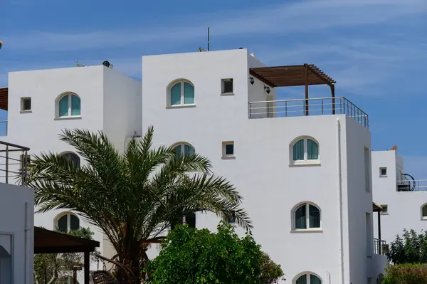 Beyaz Akdeniz tarzı villalar. Deniz manzaralı.