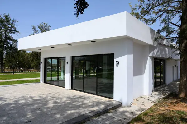 Geniş cam pencereli çağdaş bir yapıda temiz çizgiler ve minimalist tarzlar sergileniyor. Yeşilliklerle çevrili sakin ortam, keşif ve yaratıcılığa davetiye çıkarıyor..