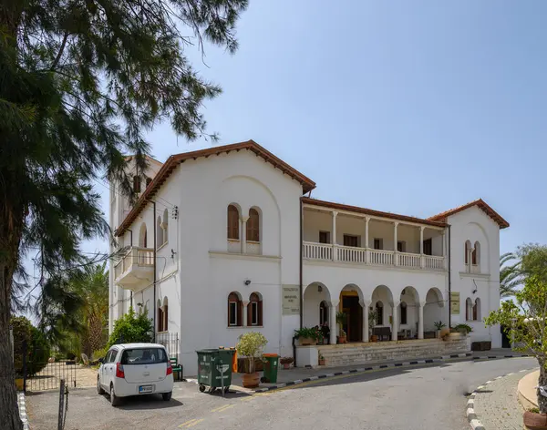 Zarif beyaz villada kemerli pencereler ve yemyeşil ve açık bir gökyüzü ile çevrili bir karşılama verandası yer alıyor. Deniz kıyısındaki bu büyüleyici yeri bir huzur kaplıyor..