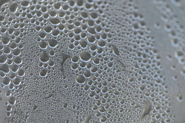 Boncuk boncuklar karmaşık şekillerde toplanır. Işığı doğanın sanatsal dansında yansıtır..