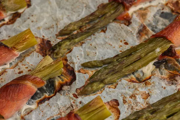 Lezzetli domuz pastırmasına sarılı nefis kuşkonmaz sıcak bir mutfakta, havayı baştan çıkarıcı kokularla dolduruyor..