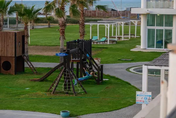 Tasasız genç bir kadın Kıbrıs adasında güzel bir manzarayla sallanmaktan hoşlanıyor. Yaz havası, özgürlük ve Akdeniz cazibesi.