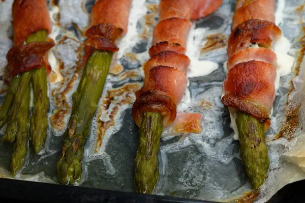Kuşkonmaz mızrakları çıtır çıtır pastırmayla güzelce paketlenmiştir. Kabartma çarşafında usulca kızartılır. Ağız sulandıran aromalar yayar..