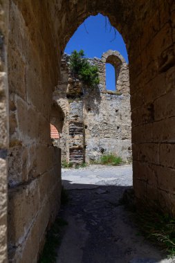 Kuzey Kıbrıs 'taki St. Hilarion Kalesi' ndeki antik taş kemer. Ortaçağ mimarisinin tarih ve dağ manzaralarıyla çerçevelenmiş güzel bir örneği..
