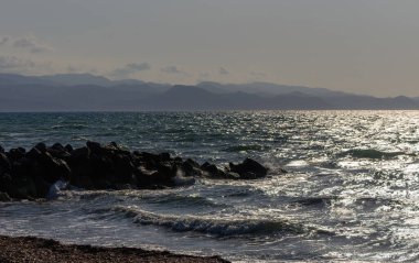Kıbrıs 'ta Dalgalar ve Kayalıklarla Güneşli Akdeniz Kıyısı