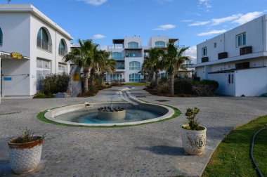 Güneşli bir günde sakin bir fıskiyenin yanında palmiye ağaçlarının sallandığı bir sahil beldesinde rahatlama başlar..