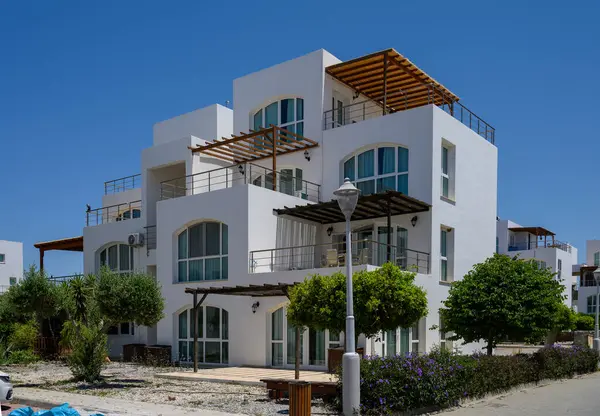 Kıbrıs kıyısı yakınlarında deniz manzaralı lüks konut evleri.