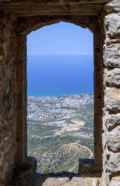 Kıbrıs 'ın St. Hilarion kentindeki Kale Penceresinden Manzaralı Görünüm