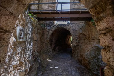 St. Hilarion Şatosu 'nun sakin iç avlusu, antik taş duvarlar ve kemerlerle çevrili..
