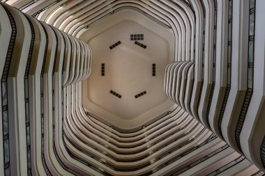 Bu çağdaş atriyumdaki çarpıcı kıvrımları ve simetriyi gözler önüne seriyor, dikkat çekici mimari tasarım seriyor..