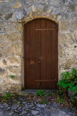 Antik St. Hilarion Kalesi 'ndeki ahşap kapılar, yüzyılların tarihini yansıtıyor ve Kuzey Kıbrıs' taki ortaçağ tahkimatlarının bir sembolü olarak hizmet veriyor. Kapılar taşla çevrili. 
