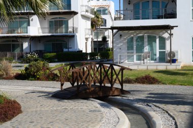 Bereketli yeşillik ve zarif kıyı mimarisi ile çevrili, dolambaçlı bir yol üzerinde sakin bir köprü kemerler.