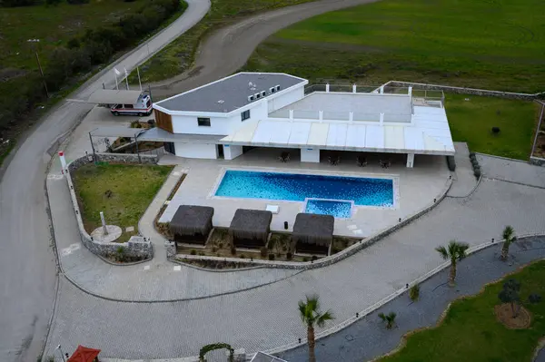 Modern bir villa el değmemiş bir havuza ve rahat kabinlere sahiptir. Geniş bir akşam gökyüzü altında rahatlamaya yol açar..