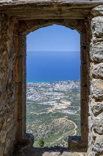 Akdeniz manzaralı St. Hilarion Şatosu 'nun penceresinden ve Kuzey Kıbrıs' taki Kyrenia kentinden nefes kesici bir manzara.